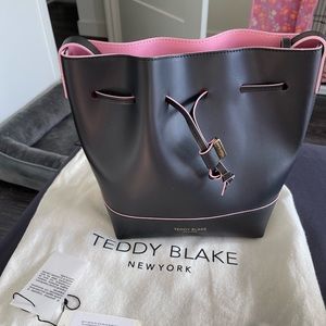 Teddy Blake Elisa Bucket Bag - Black/Rosa